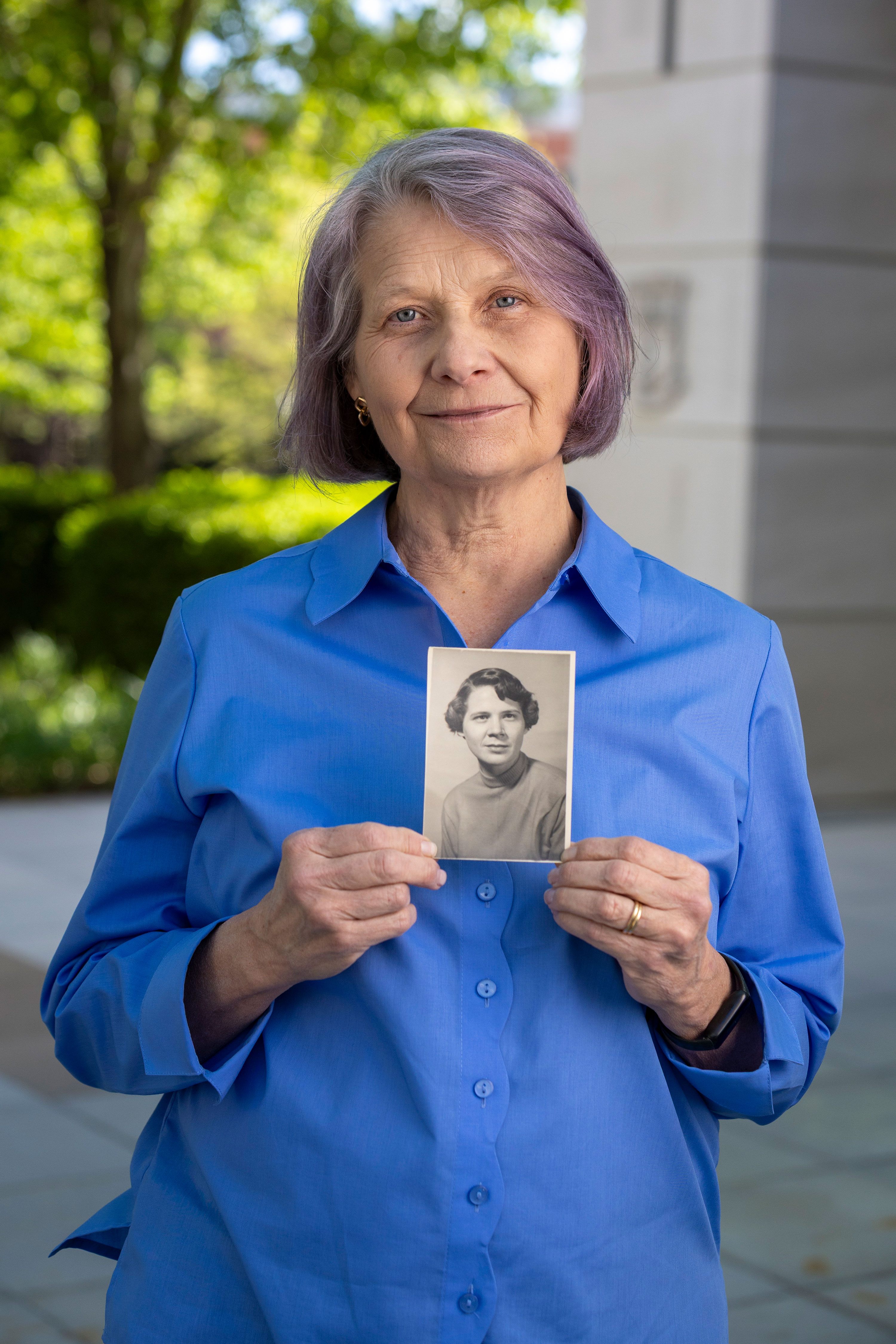 Mary Beth Humphrey holds photo of her mother, who died of Alzheimer’s disease.