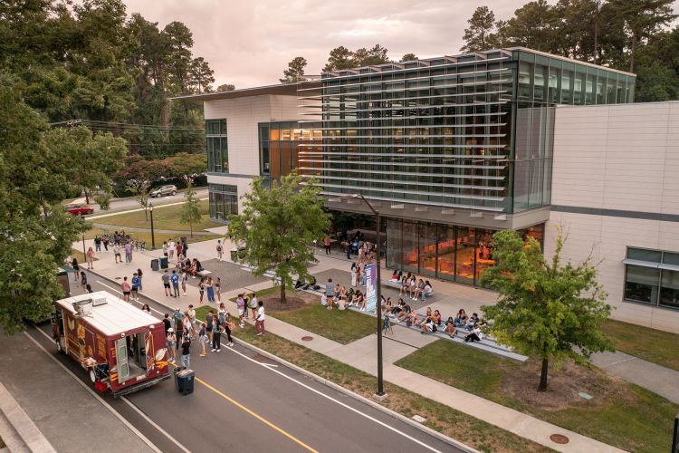 A view from above the Arts Block Party at the Ruby and Nasher Museum, a part of Experiential O-Week for the incoming class of 2026. (Bill Snead/University Communications)