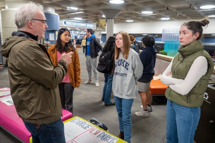 Dr Richard Larrick engages students on their “Climate Conversation Starter” Univ102 class project in the Bryan Center.