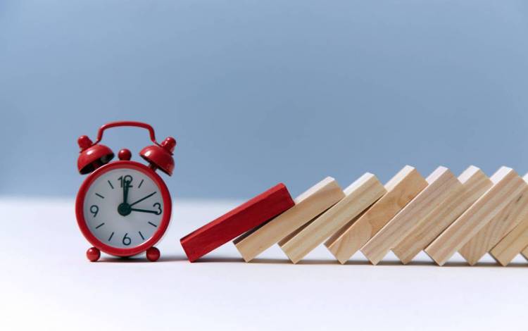 A clock with dominoes