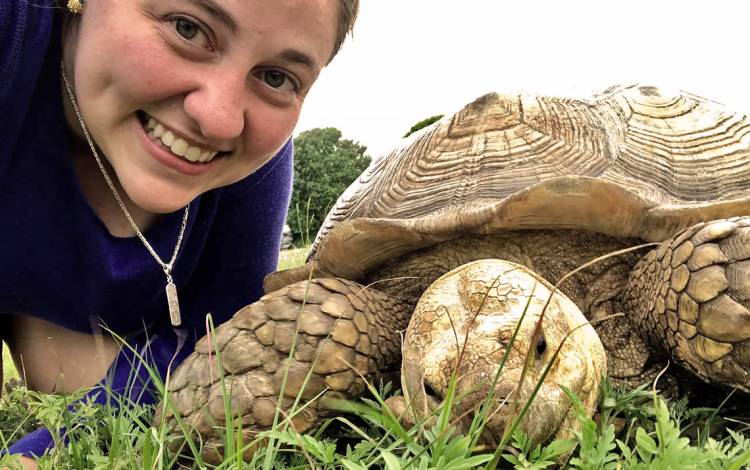 Alyssa Brewer poses with a sea turtle.