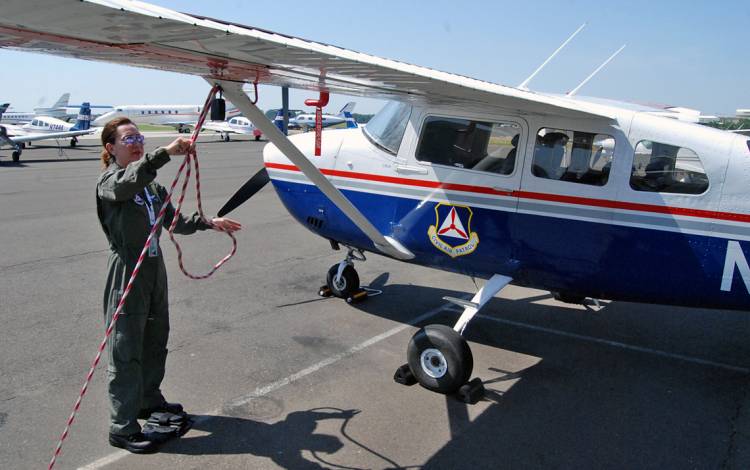 Wendy Lesesne tends to an airplane.