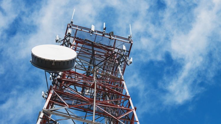 Microwave transmission tower. Credit: Shaunl/Canva
