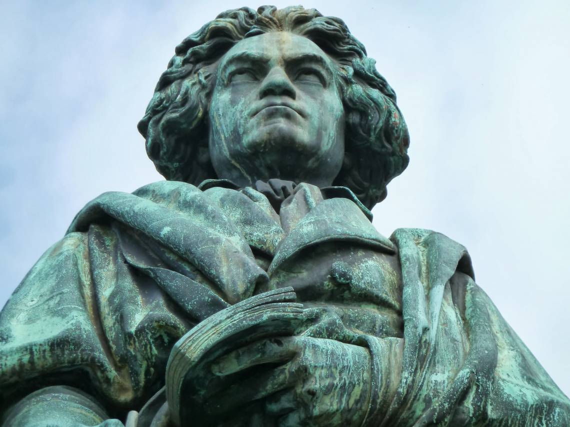 Researchers had a computer “listen” to nearly eight decades of performances of the same symphonies and pick out stylistic differences on its own, using a data analysis technique called multidimensional scaling. Credit: Fralac