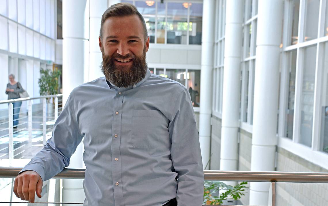 Steve Dalton assists Fuqua School of Business students in finding advocates, building cultural intelligence and using LinkedIn effectively. Photo by Jonathan Black.