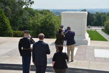 representatives from the DukeDC regional alumni community – Colonel Matthew Hepburn (Ret.) B.S.E.'92, M.D.'96, P'23; Quauhtli Olivieri Herrera M.P.P.'17; Amy Kramer A.B.'18; and Colonel Kecia M. Troy A.B.'98 ¬– participate in a public wreath laying ceremo