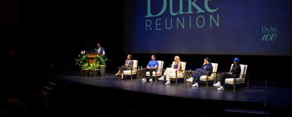 Students and alumni discuss university issues at the 2024 reunion.