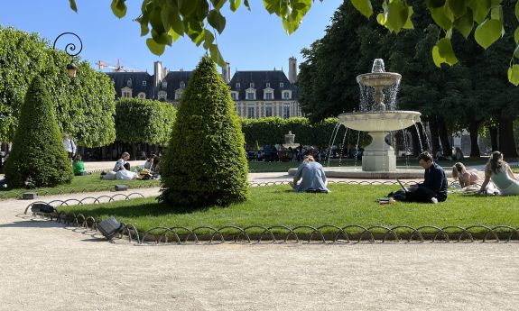 People relaxing in a garden in Paris