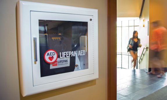 An AED in wall.