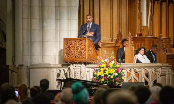 Grant Hill addresses the MLK Commemoration in Duke Chapel