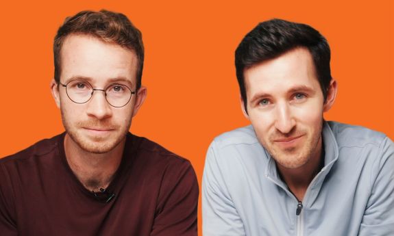 Portrait of two men on orange background: Kaspar Kubica and David Spratte, founders of Carpe