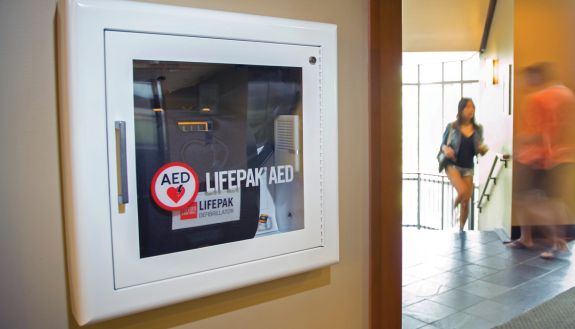 An AED in wall.
