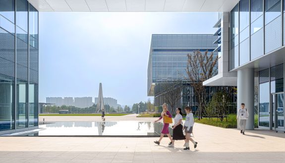 Students walking on Duke Kunshan campus