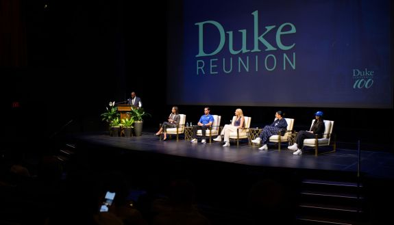 Students and alumni discuss university issues at the 2024 reunion.