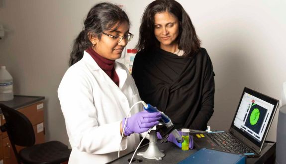 Ramanujam and one of the students demonstrate the colposcope