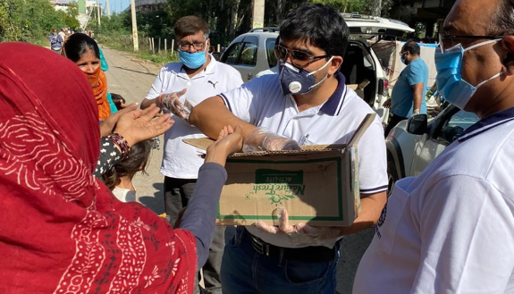 Anil Bhardwaj hands out food packets to local residents during India’s lockdown in 2020. His local self-help group prepared and distributed nearly 700 food packets during the lockdown.