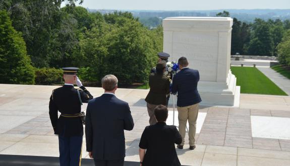 representatives from the DukeDC regional alumni community – Colonel Matthew Hepburn (Ret.) B.S.E.'92, M.D.'96, P'23; Quauhtli Olivieri Herrera M.P.P.'17; Amy Kramer A.B.'18; and Colonel Kecia M. Troy A.B.'98 ¬– participate in a public wreath laying ceremo