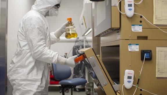 lab worker doing vaccine research