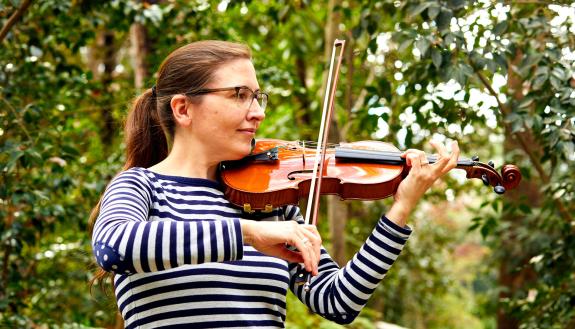 Lillian Pierce, playing violin