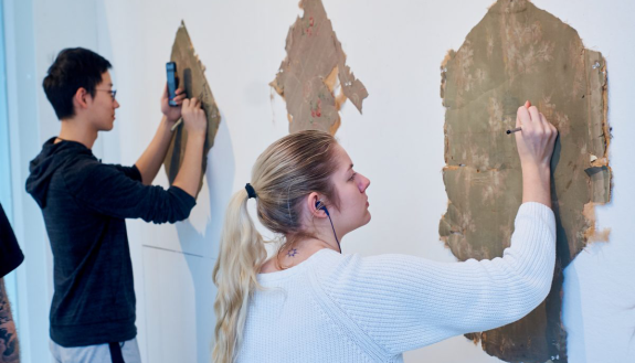 Students in visiting artist Felix Arnold's class