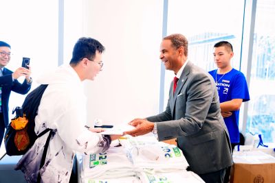 Duke Provost Alec Gallimore lends a hand on student orientation week at Duke Kunshan.